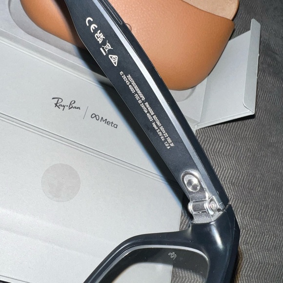 Ray-Ban Wayfarer Matte Black Sunglasses - Picture 5 of 9